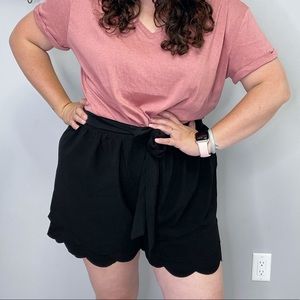 Black Scallop Short